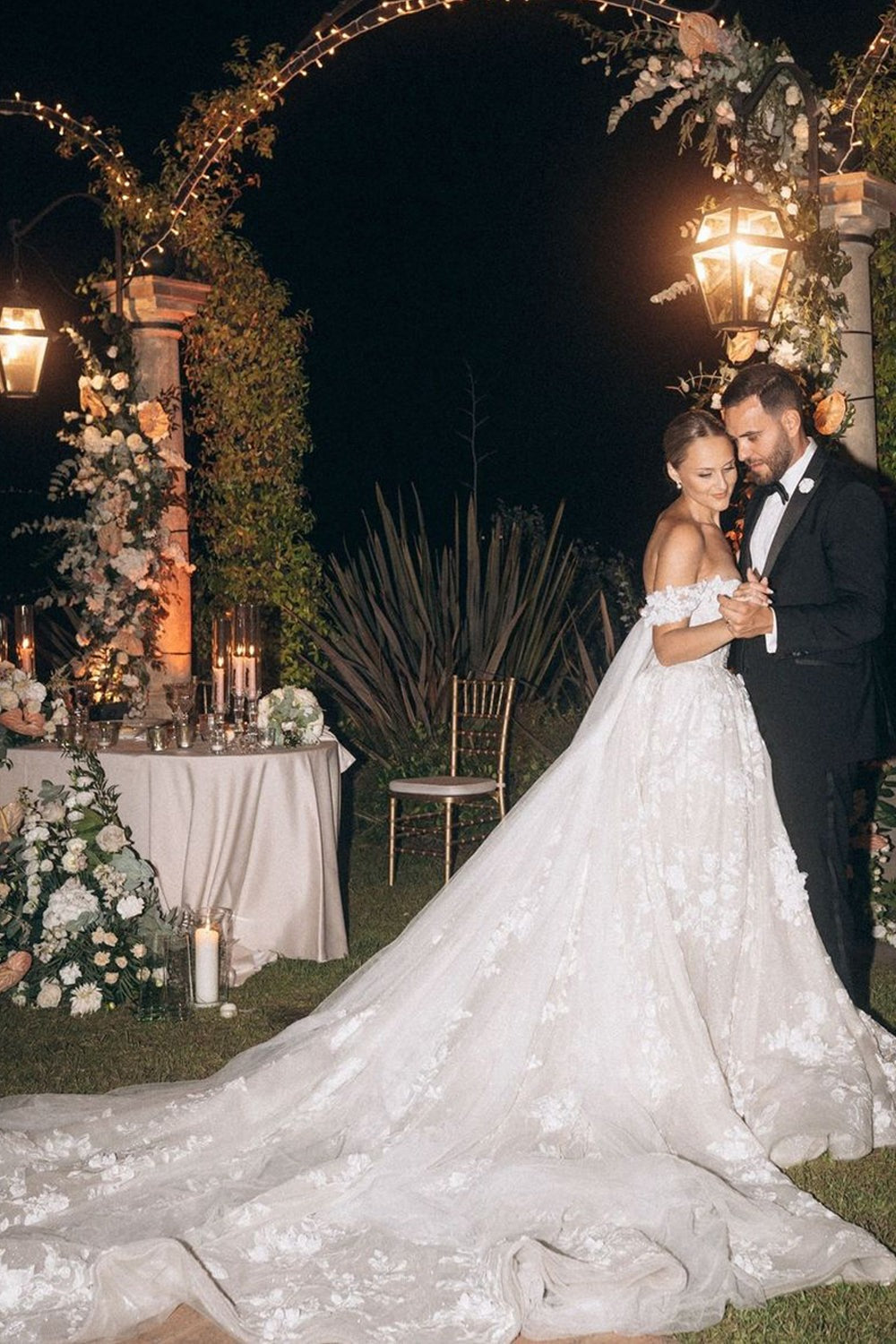 Gorgeous Ball Gown Off the Shoulder Tulle Lace Wedding Dresses